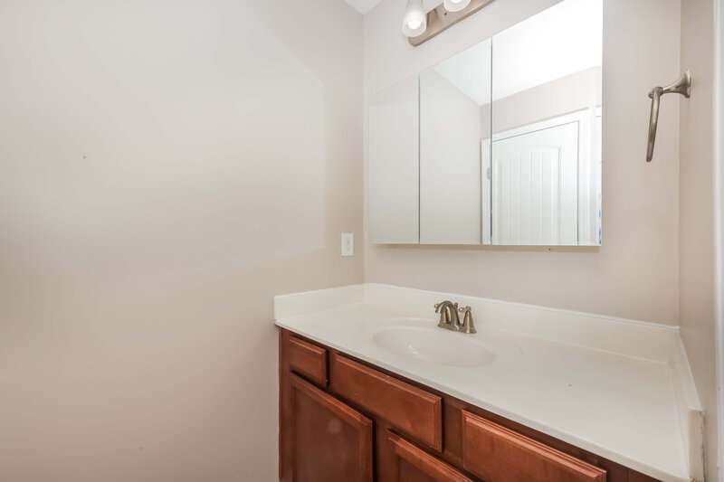 1,950/Mo, 1036 Tammy Sue Ln La Vergne, TN 37086 Main Bathroom View