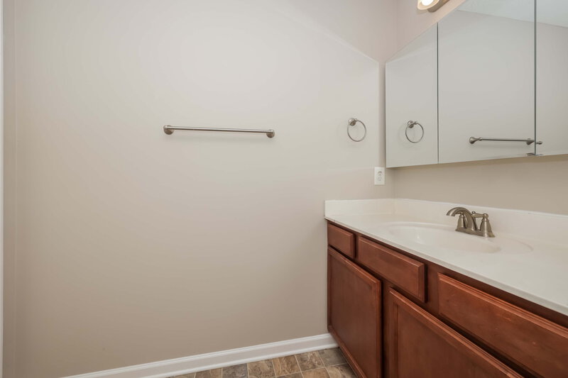 1,950/Mo, 1036 Tammy Sue Ln La Vergne, TN 37086 Bathroom View