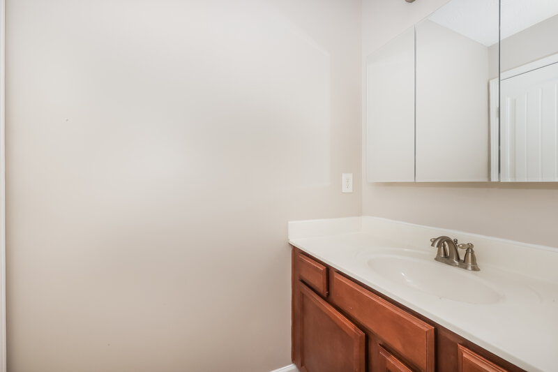 1,950/Mo, 1036 Tammy Sue Ln La Vergne, TN 37086 Bathroom View 2