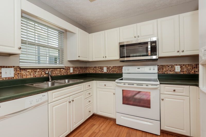 2,050/Mo, 5820 Murphywood Crossing Antioch, TN 37013 Kitchen View 2