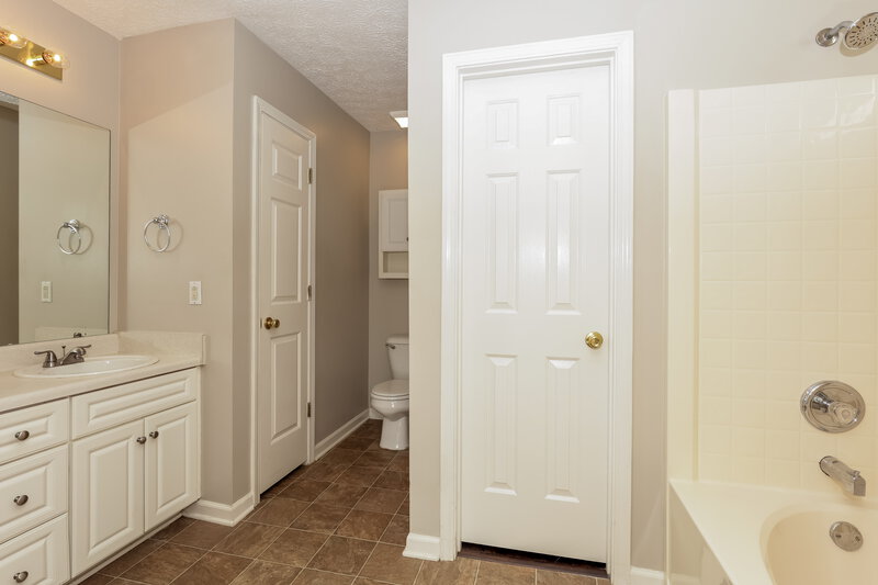 2,050/Mo, 5820 Murphywood Crossing Antioch, TN 37013 Main Bathroom View