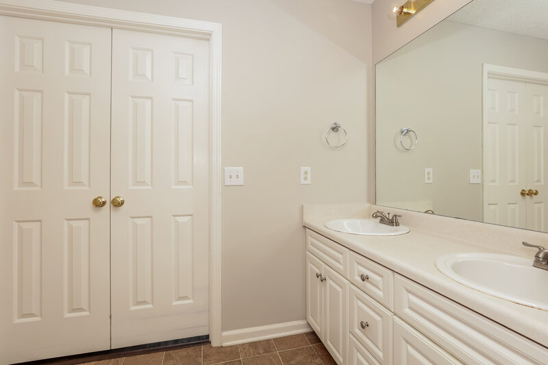 2,050/Mo, 5820 Murphywood Crossing Antioch, TN 37013 Main Bathroom View 2