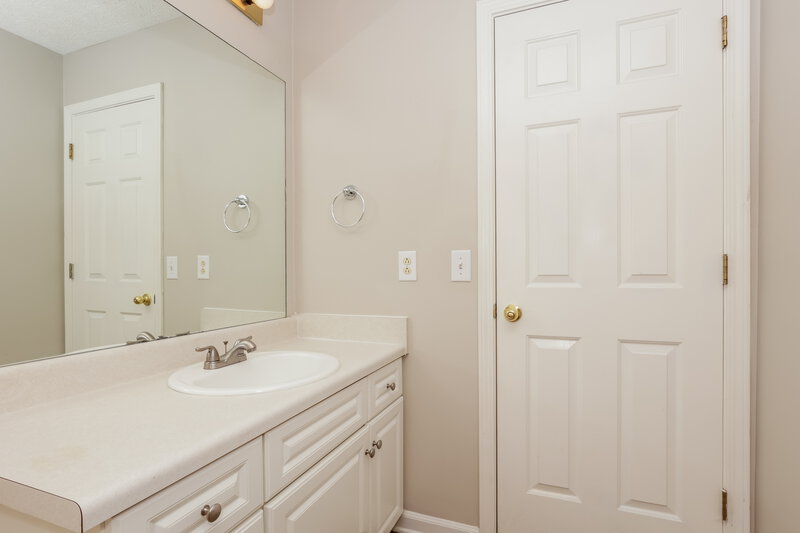 2,050/Mo, 5820 Murphywood Crossing Antioch, TN 37013 Bathroom View 2