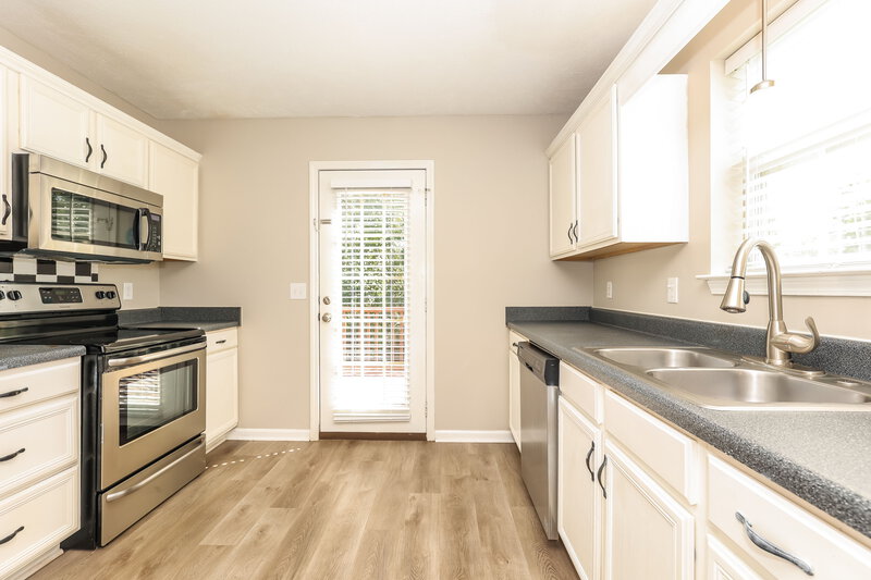 1,845/Mo, 232 Lake Forest Dr La Vergne, TN 37086 Kitchen View 2