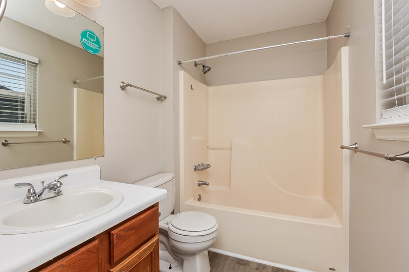 1,975/Mo, 321 Lake Forest Dr La Vergne, TN 37086 Main Bathroom View
