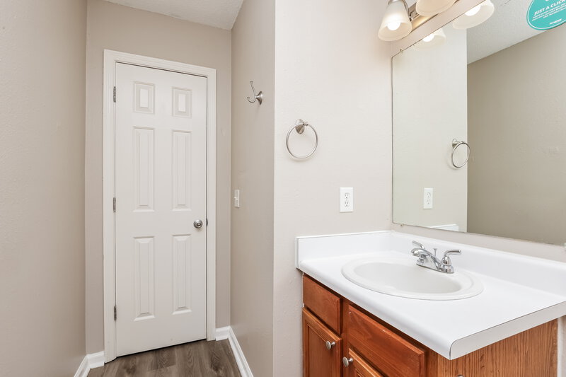 1,975/Mo, 321 Lake Forest Dr La Vergne, TN 37086 Main Bathroom View 2