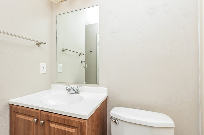 1,975/Mo, 321 Lake Forest Dr La Vergne, TN 37086 Bathroom View