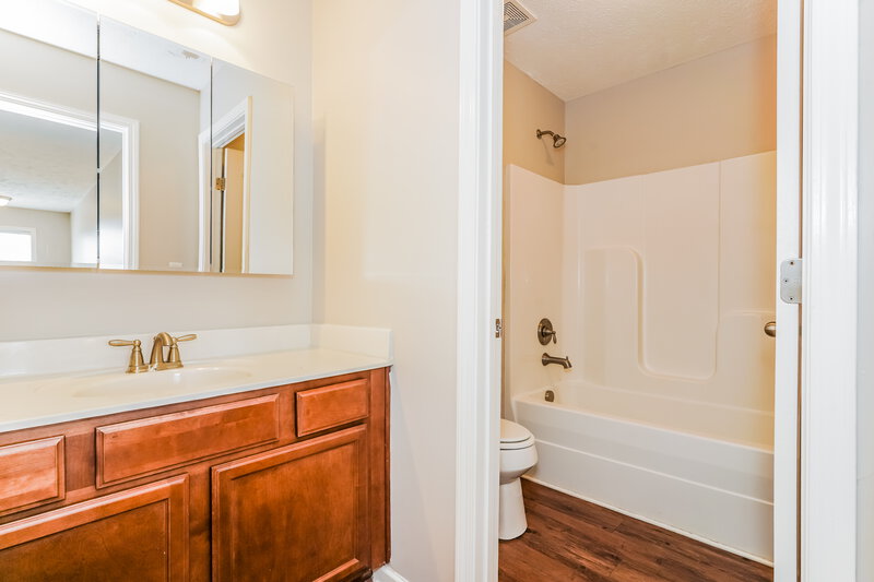 2,165/Mo, 1020 Tammy Sue Ln La Vergne, TN 37086 Main Bathroom View