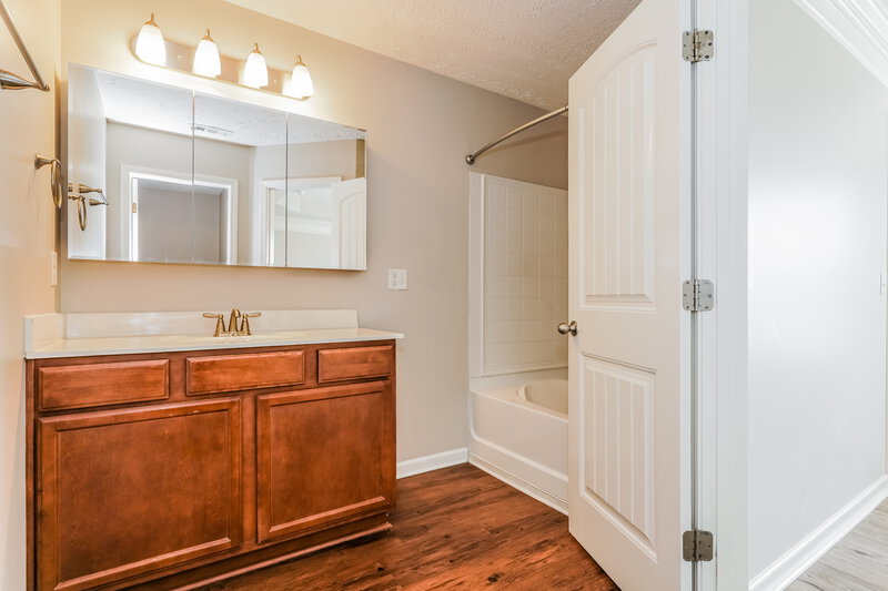 2,165/Mo, 1020 Tammy Sue Ln La Vergne, TN 37086 Main Bathroom View 2