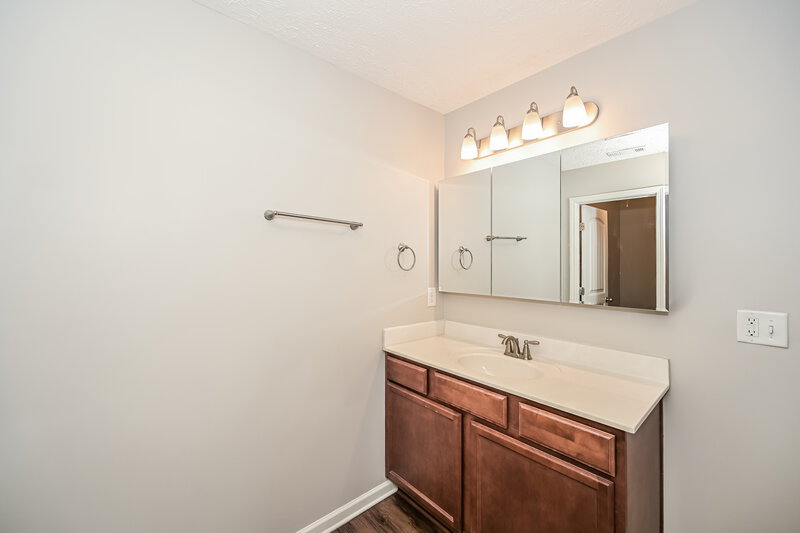 2,135/Mo, 1020 Tammy Sue Ln La Vergne, TN 37086 Main Bathroom View