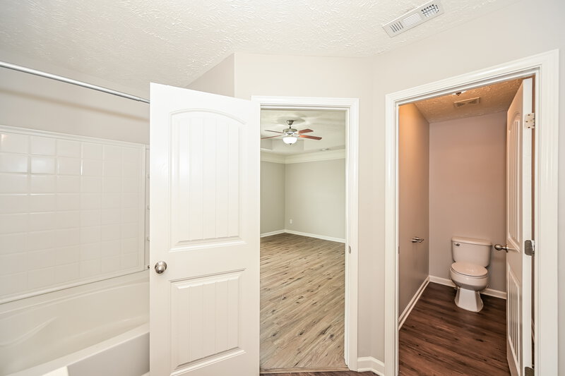 2,135/Mo, 1020 Tammy Sue Ln La Vergne, TN 37086 Main Bathroom View 2