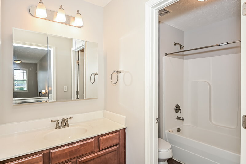2,135/Mo, 1020 Tammy Sue Ln La Vergne, TN 37086 Bathroom View