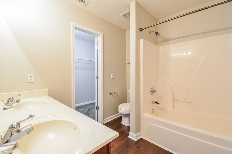 2,610/Mo, 3048 Ace Wintermeyer Dr La Vergne, TN 37086 Main Bathroom View