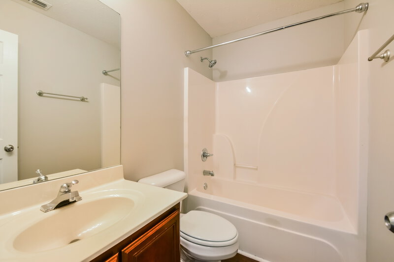 2,610/Mo, 3048 Ace Wintermeyer Dr La Vergne, TN 37086 Bathroom View