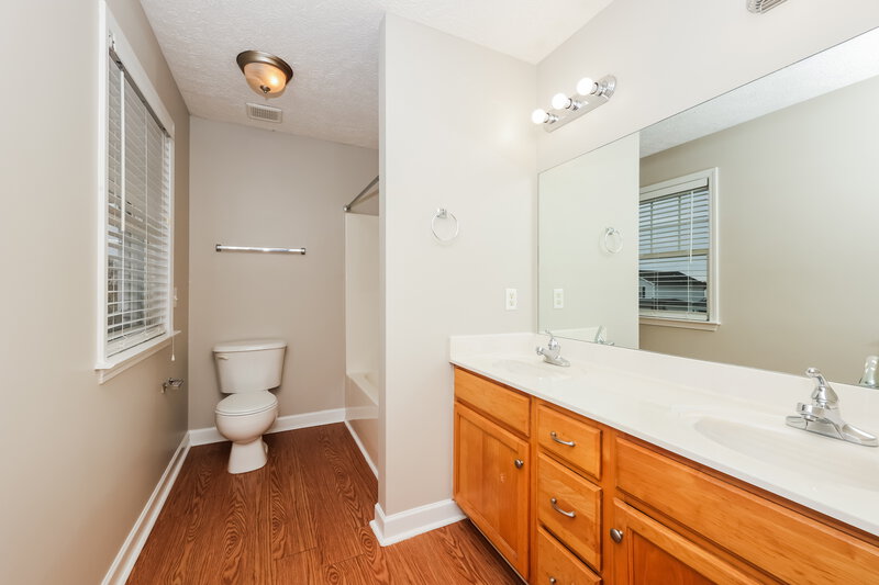 1,925/Mo, 1620 Beaconcrest Cir Murfreesboro, TN 37128 Main Bathroom View