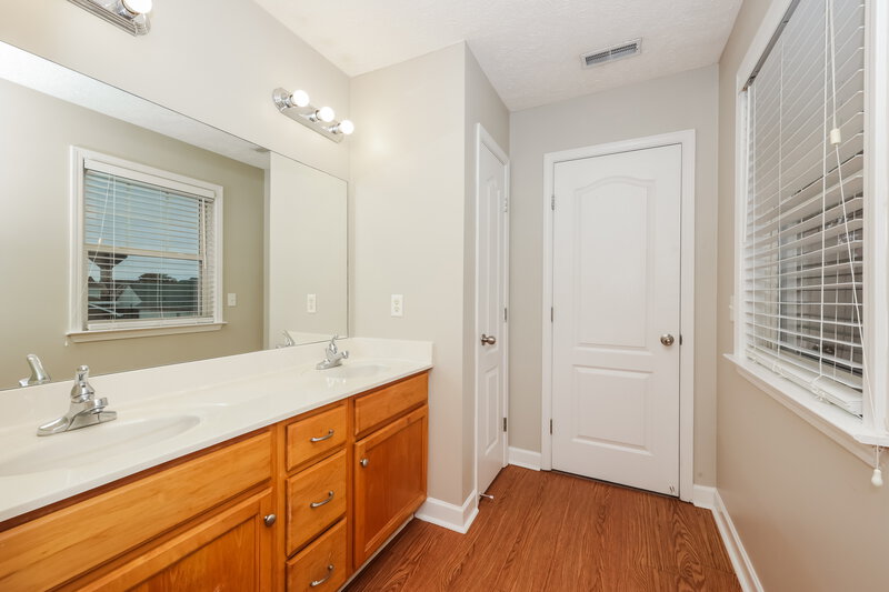 1,925/Mo, 1620 Beaconcrest Cir Murfreesboro, TN 37128 Main Bathroom View 2
