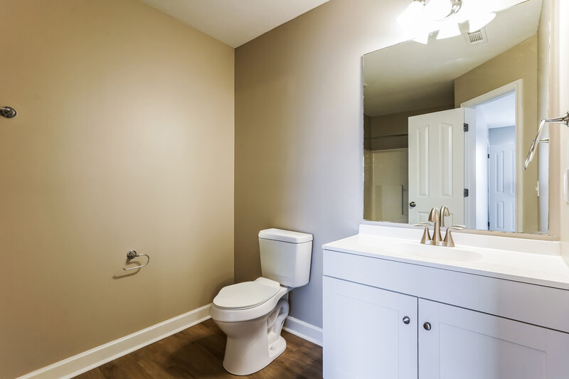 2,450/Mo, 221 Quiet Ln La Vergne, TN 37086 Main Bathroom View