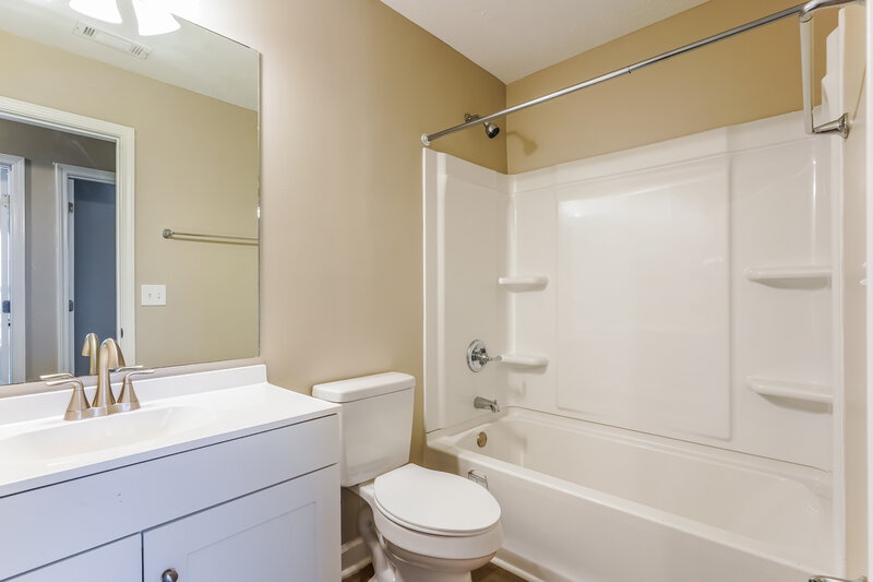2,450/Mo, 221 Quiet Ln La Vergne, TN 37086 Bathroom View