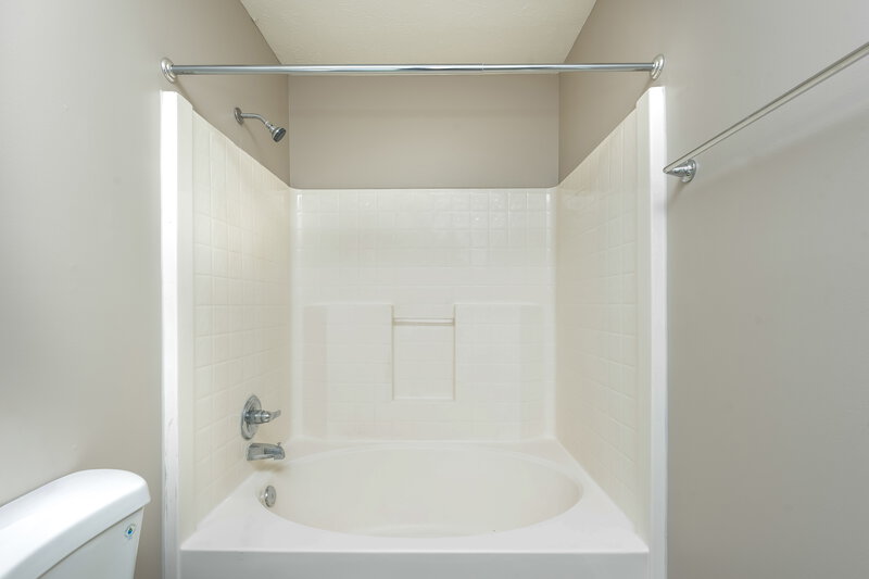 1,925/Mo, 1216 Elisha Ct La Vergne, TN 37086 Main Bathroom View