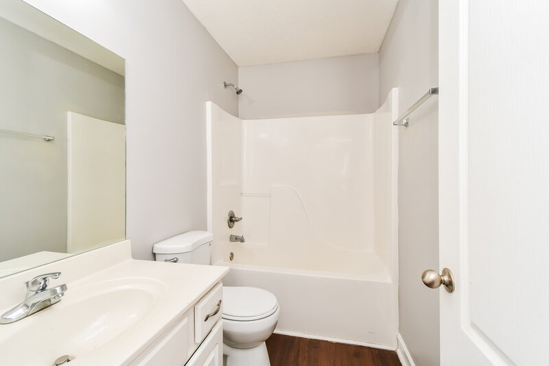 2,270/Mo, 1612 Allston Dr Murfreesboro, TN 37128 Main Bathroom View