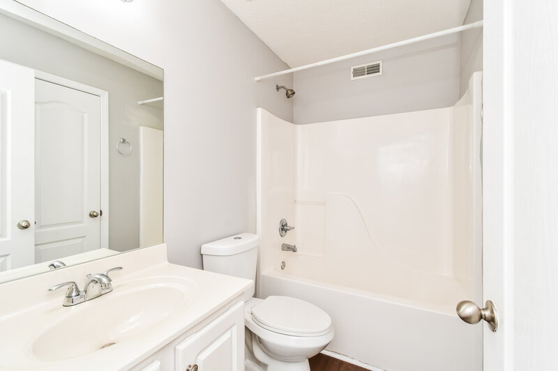 2,270/Mo, 1612 Allston Dr Murfreesboro, TN 37128 Bathroom View