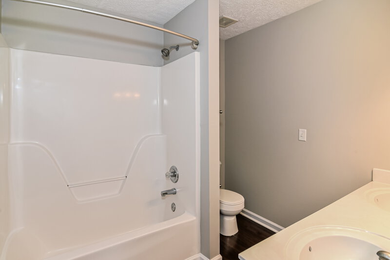 1,910/Mo, 3011 Wellington Pl Murfreesboro, TN 37128 Main Bathroom View