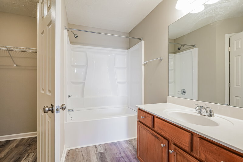 1,860/Mo, 1057 Tom Hailey Blvd La Vergne, TN 37086 Main Bathroom View