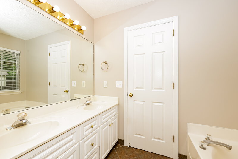 2,310/Mo, 1004 Blue Mountain Ln Antioch, TN 37013 Main Bathroom View