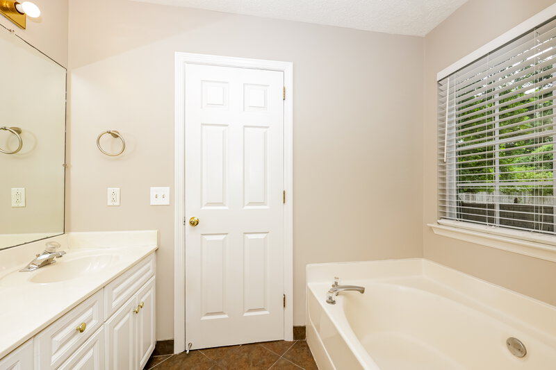 2,310/Mo, 1004 Blue Mountain Ln Antioch, TN 37013 Main Bathroom View 2