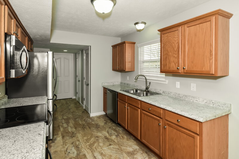 1,940/Mo, 1726 Saint Andrews Dr Murfreesboro, TN 37128 Kitchen View 2