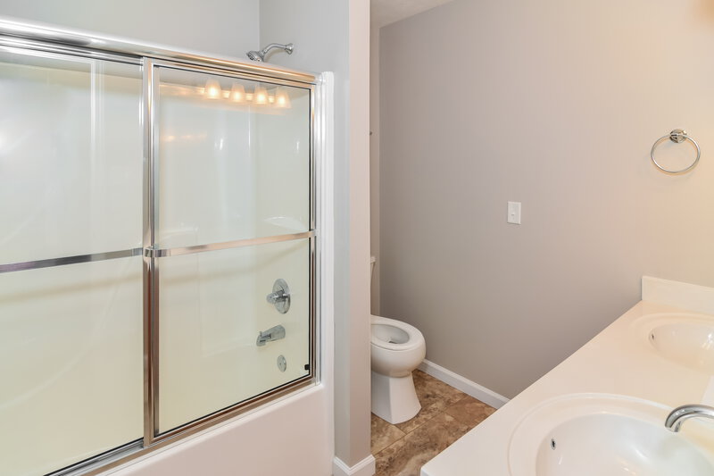 1,940/Mo, 1726 Saint Andrews Dr Murfreesboro, TN 37128 Main Bathroom View