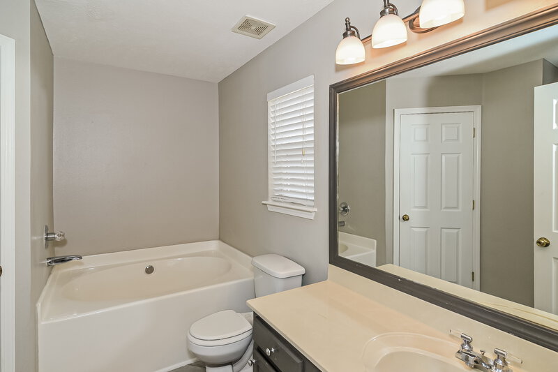 2,110/Mo, 1825 Rory Cv La Vergne, TN 37086 Main Bathroom View