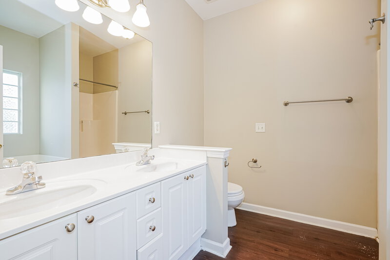 1,875/Mo, 1022 Seven Oaks Blvd Smyrna, TN 37167 Main Bathroom View