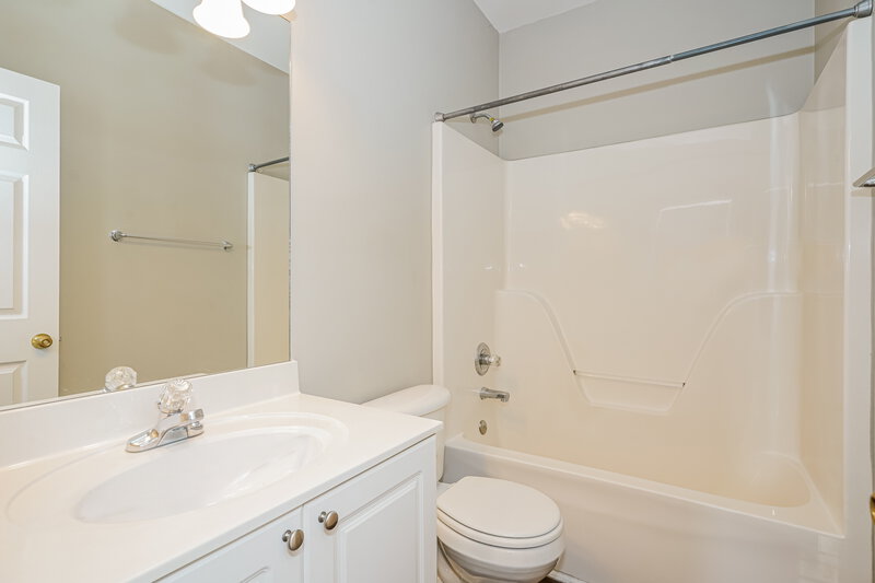 1,875/Mo, 1022 Seven Oaks Blvd Smyrna, TN 37167 Bathroom View