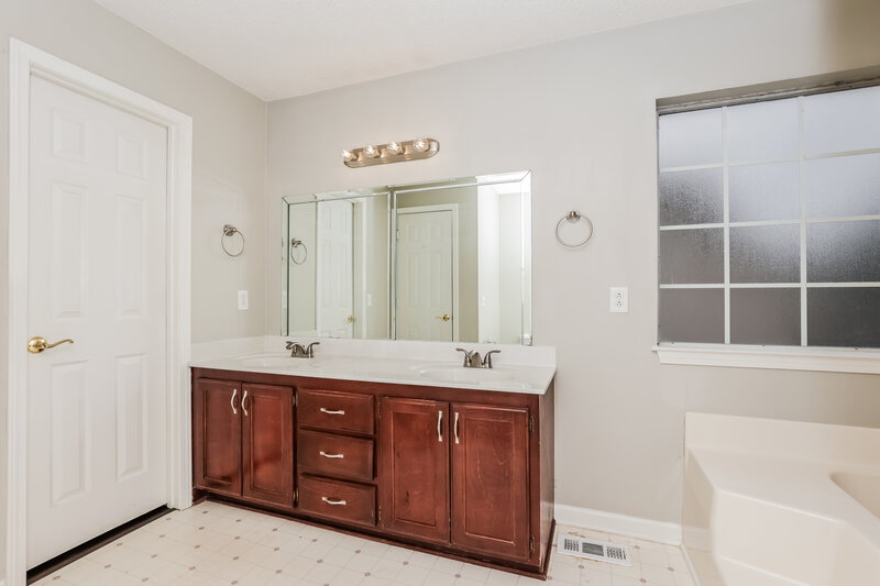 3,460/Mo, 705 Rocky Ridge Cir La Vergne, TN 37086 Main Bathroom View