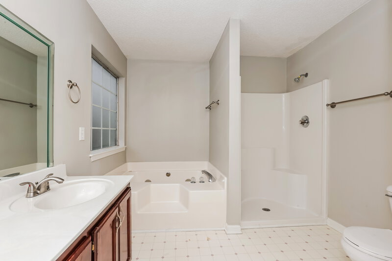 3,460/Mo, 705 Rocky Ridge Cir La Vergne, TN 37086 Main Bathroom View 2