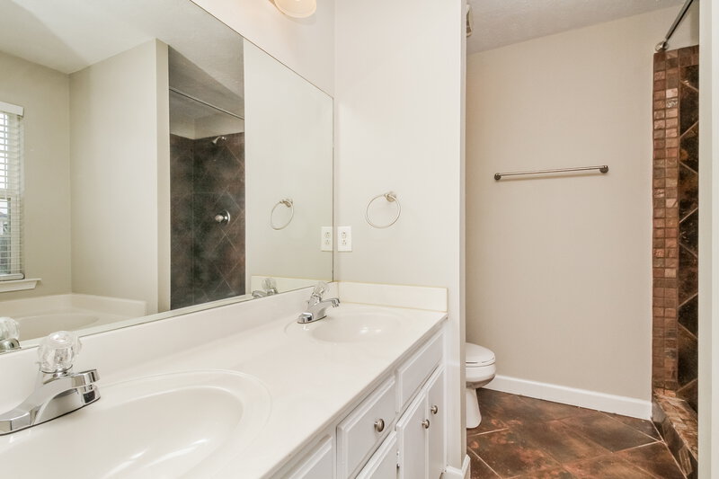 3,190/Mo, 2625 Weatherford St La Vergne, TN 37086 Main Bathroom View