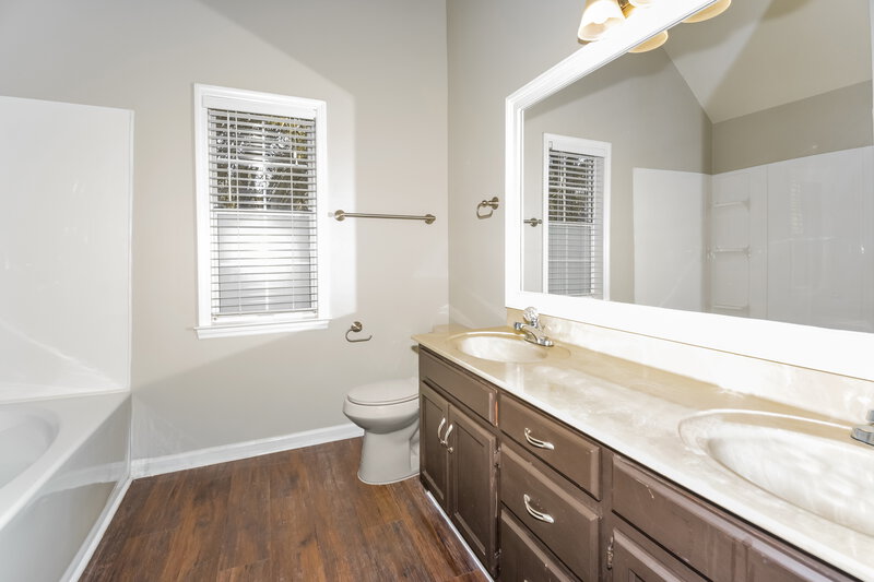 2,330/Mo, 6032 Bradford Hills Dr Nashville, TN 37211 Main Bathroom View