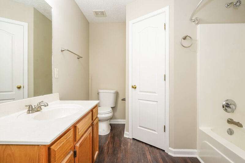 2,920/Mo, 3525 Mount View Ridge Dr Antioch, TN 37013 Main Bathroom View
