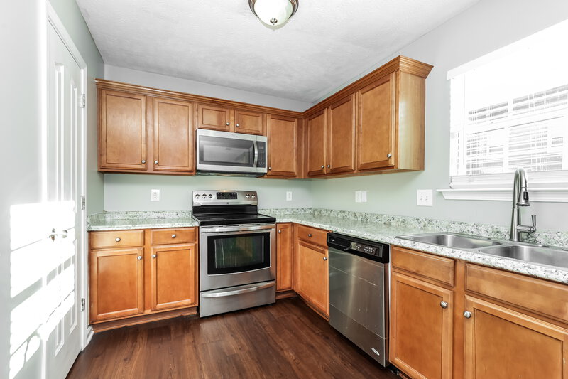 1,950/Mo, 155 Dreville Dr La Vergne, TN 37086 Kitchen View 2