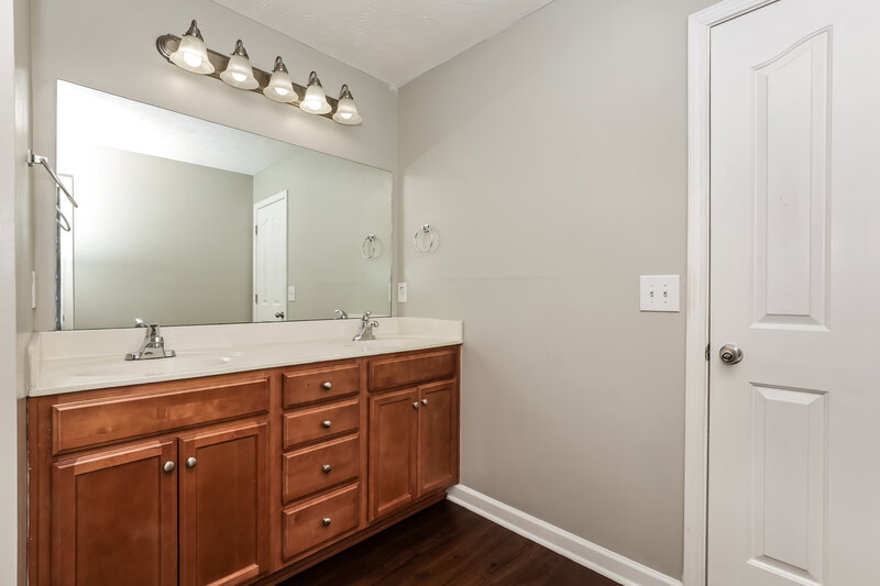 1,950/Mo, 155 Dreville Dr La Vergne, TN 37086 Main Bathroom View