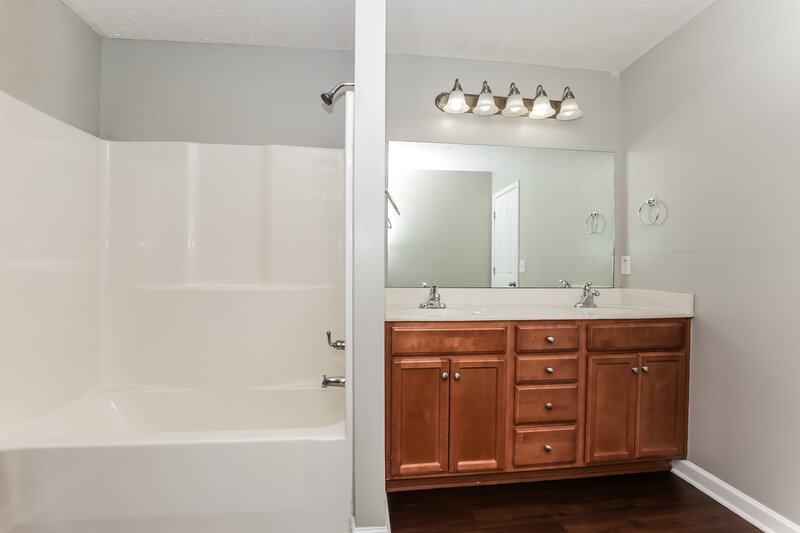1,950/Mo, 155 Dreville Dr La Vergne, TN 37086 Main Bathroom View 2