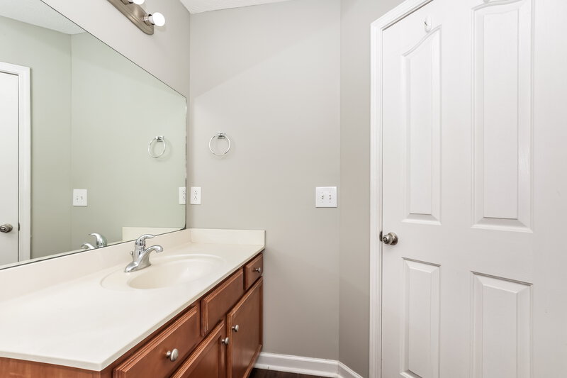 1,950/Mo, 155 Dreville Dr La Vergne, TN 37086 Bathroom View