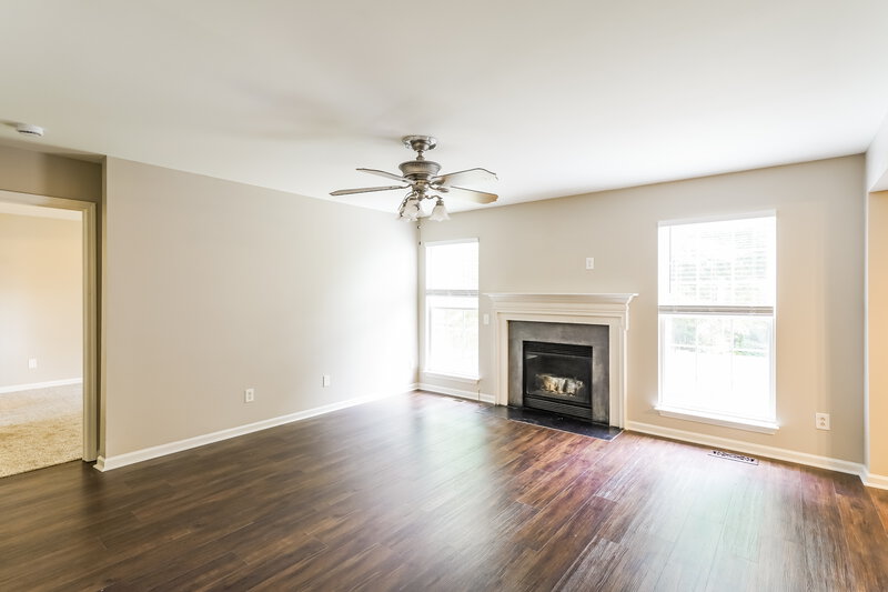 2,275/Mo, 209 Briarcotes Cir La Vergne, TN 37086 Living Room View