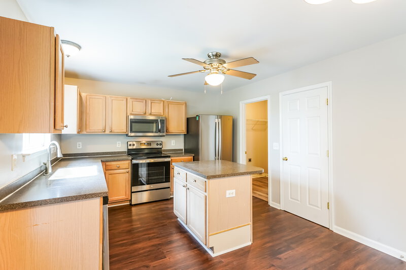 2,275/Mo, 209 Briarcotes Cir La Vergne, TN 37086 Kitchen View 2