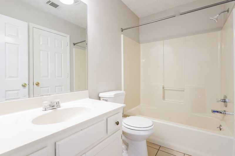 2,450/Mo, 213 Breakwater Dr Hendersonville, TN 37075 Main Bathroom View
