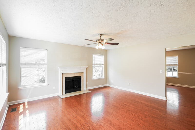 2,200/Mo, 904 Summercrest Cv Antioch, TN 37013 Living Room View 2