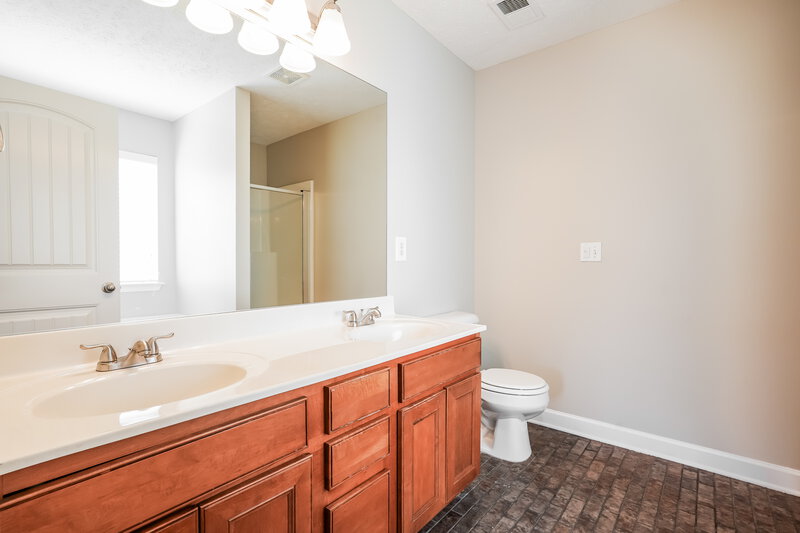 2,200/Mo, 904 Summercrest Cv Antioch, TN 37013 Main Bathroom View