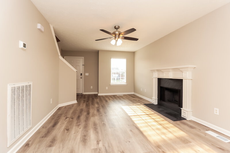 2,100/Mo, 1849 Lakewood Village Dr Antioch, TN 37013 Living Room View 2