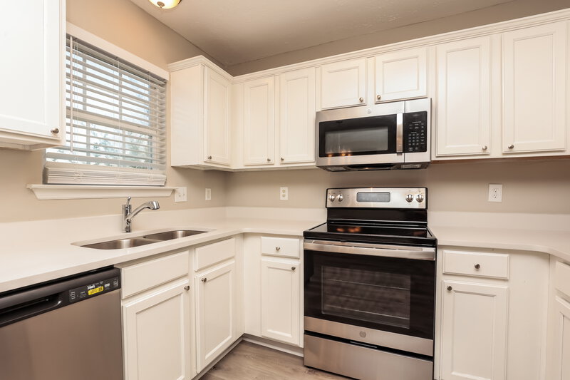 2,100/Mo, 1849 Lakewood Village Dr Antioch, TN 37013 Kitchen View 2